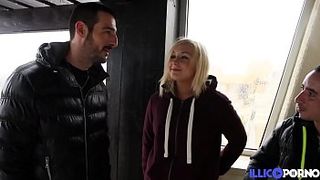 Мужики за деньги дали симпатичной блондинке в рот и поимели её в два ствола